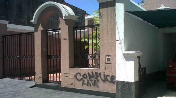 Siguen las pintadas contra los dirigentes de Col�n de Santa Fe