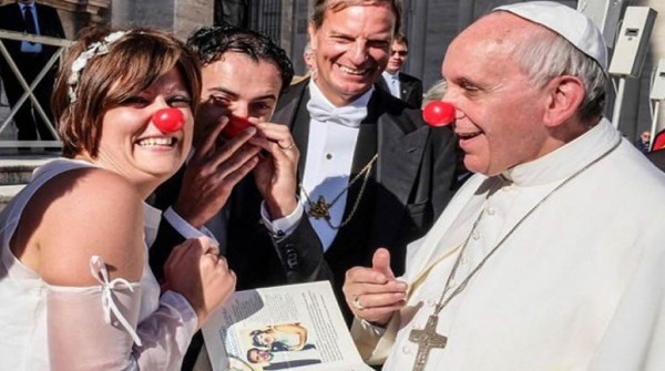 El Papa Francisco se puso una nariz roja en apoyo a una fundaci�n contra el c�ncer