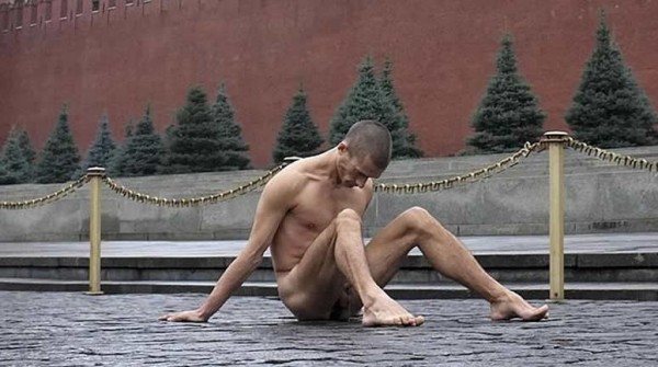 Un pintor Ruso clava con martillo sus test�culos en la Plaza Roja de Mosc�