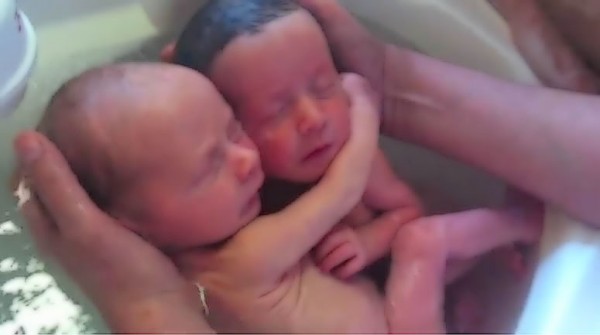 Un video de dos gemelos bandose es furor en Internet