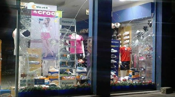 Hubo robos y destrozos en varios comercios