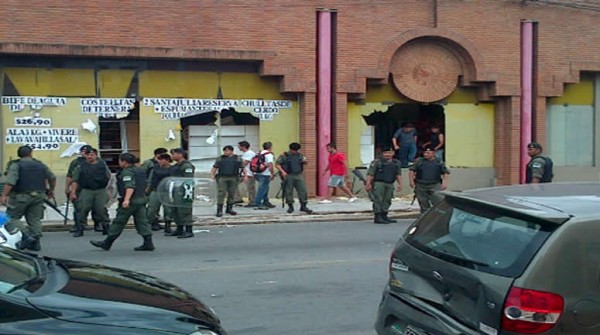 Saquearon el supermercado El T�nel del sur de la ciudad