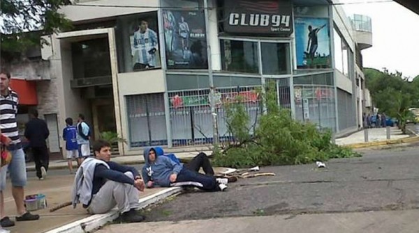 Vecinos indignados con los saqueos cortan Avenida Freyre y Jun�n