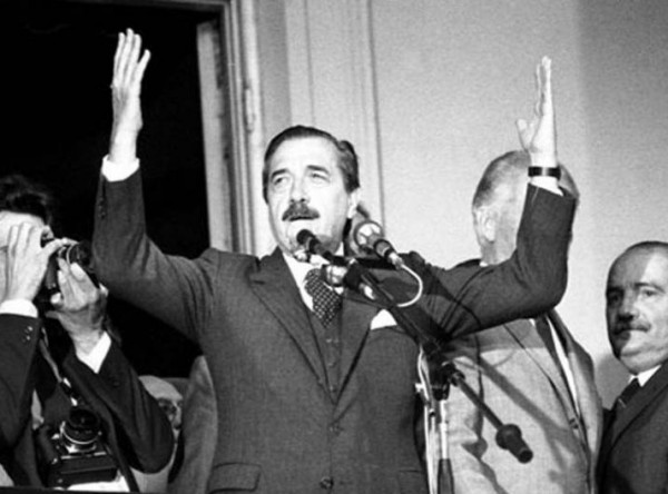Ral Alfonsn: Tenemos un mtodo: la democracia para la Argentina. Tenemos un combate: vencer a quienes desde adentro o desde afuera quieren impedir esa democracia