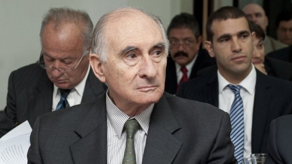 De la Rúa presentó una leve mejoría pero sigue en