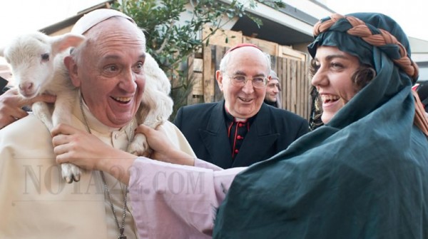Otra foto ins�lita del papa Francisco, con un cordero en su cuello
