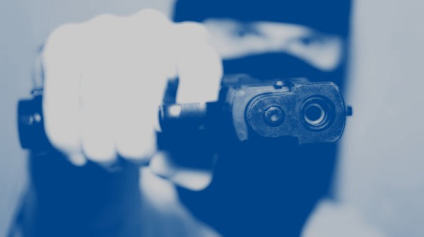 Ins�lito robo en Uruguay: se llev� una caja fuerte y se escap� nadando