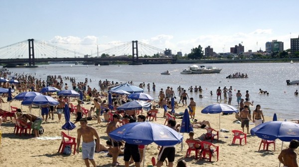 Reclamos por escombros y basura en playa Este
