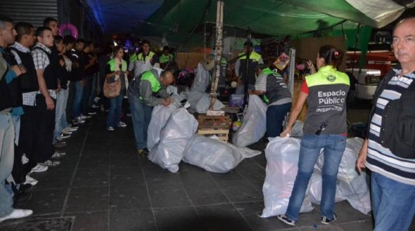 Desalojaron unos 30 puestos ilegales en Once