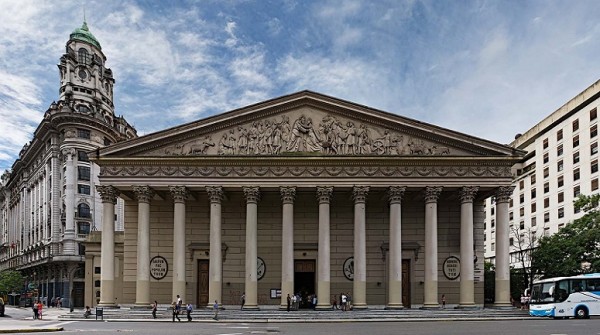 Robo armado en la Catedral metropolitana: simularon ser fieles y se llevaron $100 mil pesos de la curia