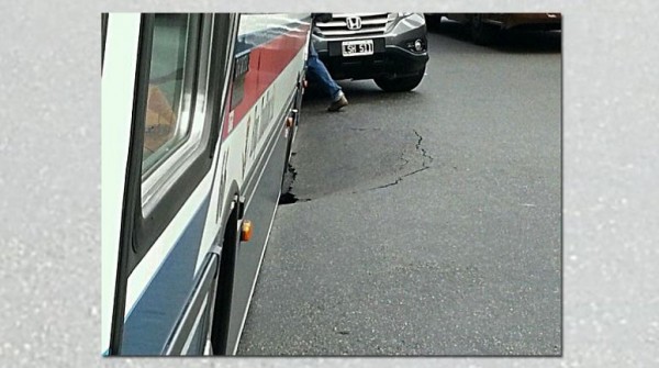 Insólito: un colectivo quedó atrapado en bache del centro