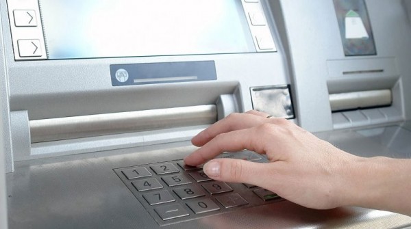 Los bancos aumentan las comisiones y extraer plata del cajero puede costar $5.000