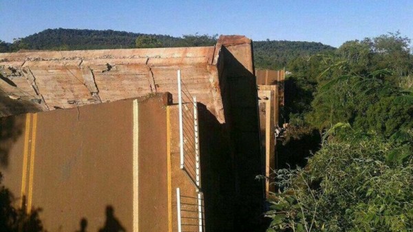 Murió una beba y suman dos los fallecidos al caer un micro en Misiones, cuando cedió un puente