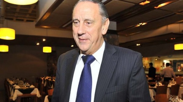 Guillermo Marconi, con los 'tapones' de punta hacia Bianchi: 