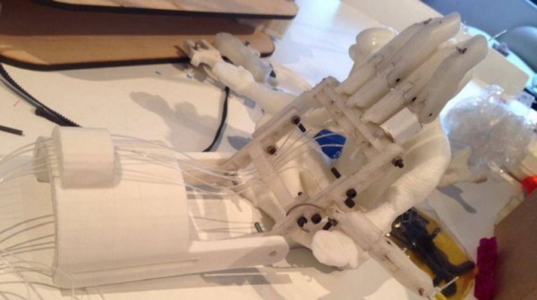 J�venes argentinos desarrollaron una pr�tesis con una impresora 3D