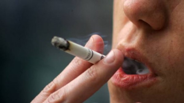 Atención fumadores pasivos: el humo del cigarrillo también puede transportar coronavirus