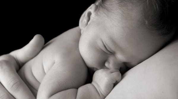 Los besos de un familiar le causan la muerte a una beb recin nacida