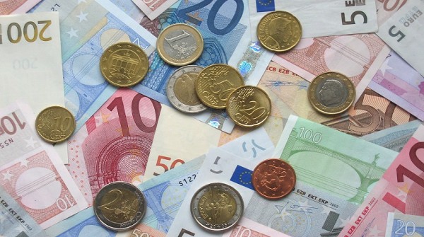 En un año, el euro se devaluó 17% frente al dólar y cayó a su precio mínimo histórico