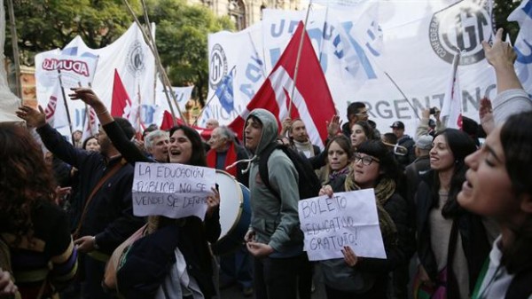 Universitarios marcharon en reclamo de mejoras salariales docentes y un aumento presupuestario