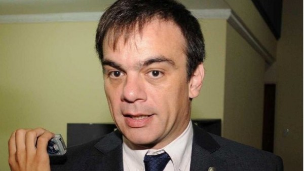Habl� Lewis: �Est�n lejos de ser delincuentes de cuello blanco�