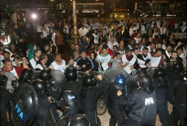 GRAVSIMA REPRESIN CONTRA DOCENTES EN CONGRESO