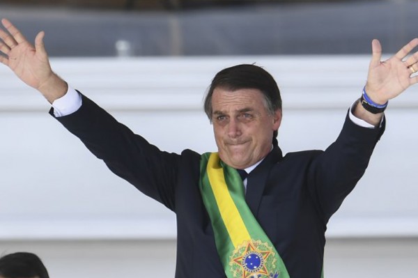 Bolsonaro con micrfono abierto: No da para dar un golpe, no?