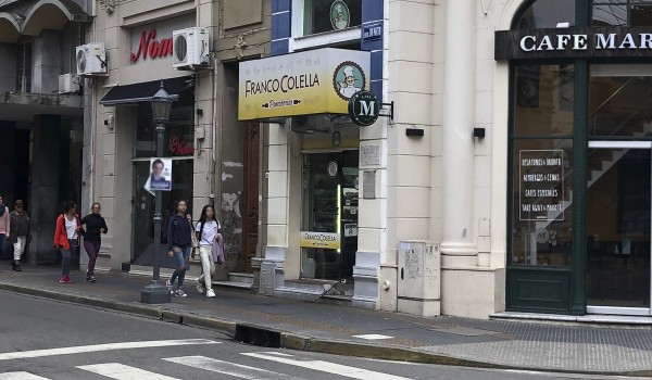 Panader�a atiende con abejas entre sus productos en pleno centro santafesino