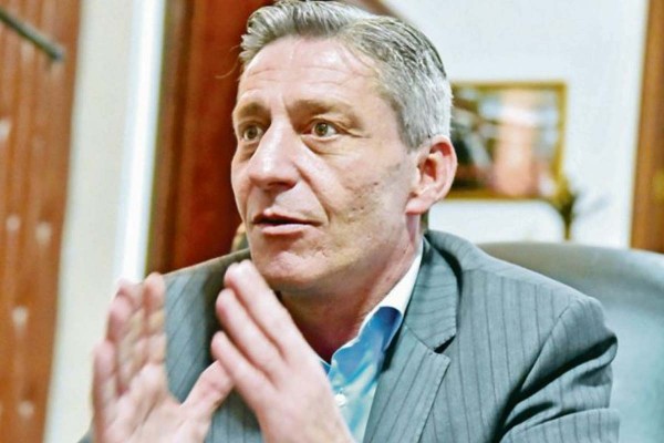 Chubut: en medio de la crisis, Arcioni presentó un proyecto para aumentarse 100% el sueldo