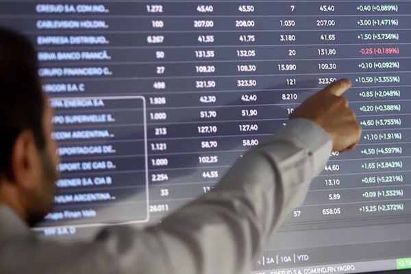 Nueva variante de Covid-19 derrumba las bolsas