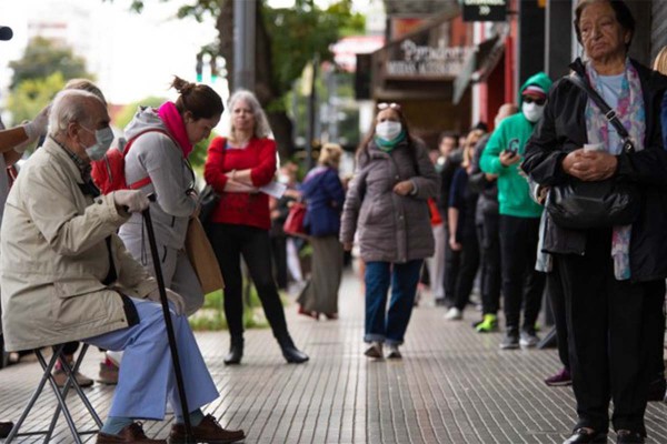 En diciembre llega el pico de demanda de dinero en efectivo y los bancos buscan evitar colas interminables como en abril