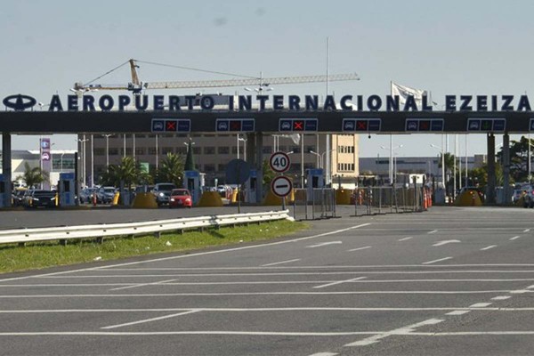 Denuncian demoras en Ezeiza por una medida de Intercargo: despachan una valija cada 10 minutos