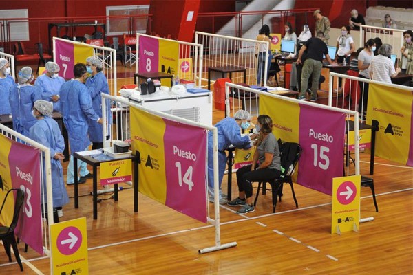 El infectólogo Eduardo López advirtió que la segunda ola puede tener mayor impacto si no se acelera la vacunación en Argentina