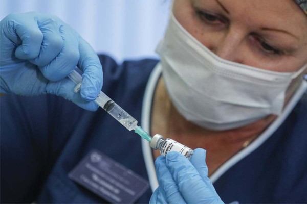 Moderna: 3,5 millones de vacunas siguen guardadas en un depsito, a una semana de su llegada