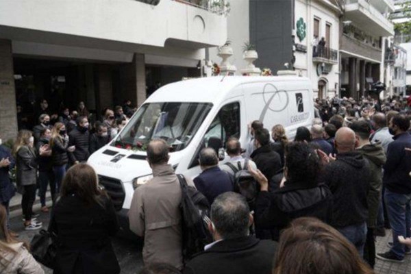 Aplausos, rosas rojas y emoci�n en la despedida al cortejo de Miguel Lifschitz