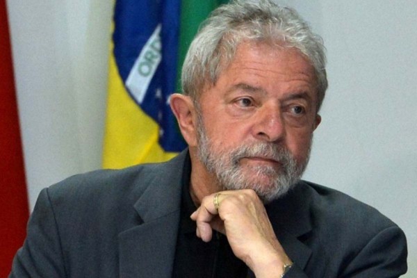 Horas despus de asumir el poder, Lula da Silva firm ms de diez decretos presidenciales