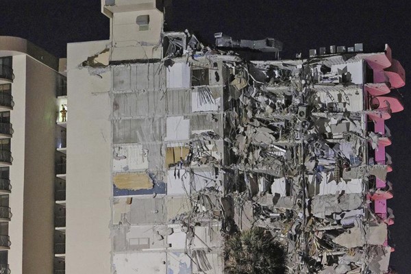 Se derrumbó un edificio en Miami: hay al menos un muerto y buscan sobrevivientes