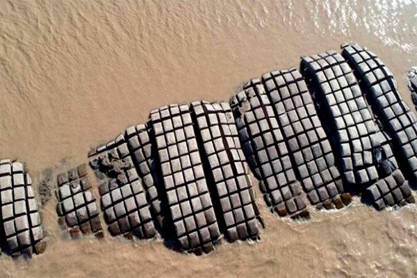 La bajante del R�o Paran� dej� al descubierto la malla de contenci�n del T�nel Subfluvial