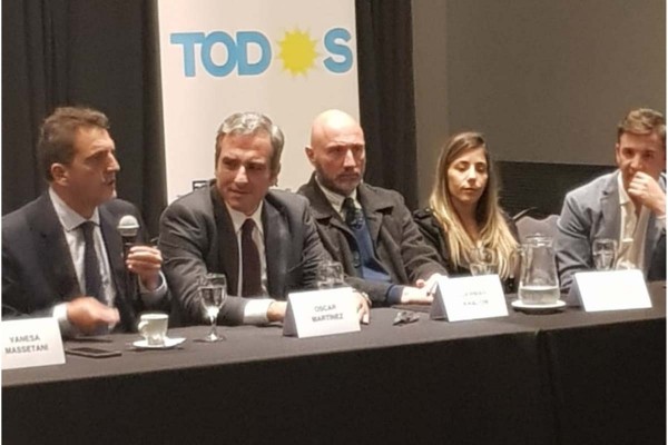 Despu�s de dialogar con Massa, Oscar �Cachi� Mart�nez confirm� que ir� por dentro del Frente de Todos