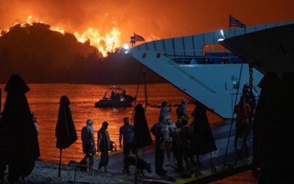 Las dram�ticas evacuaciones de la isla griega de Evia ante el avance imparable de las llamas