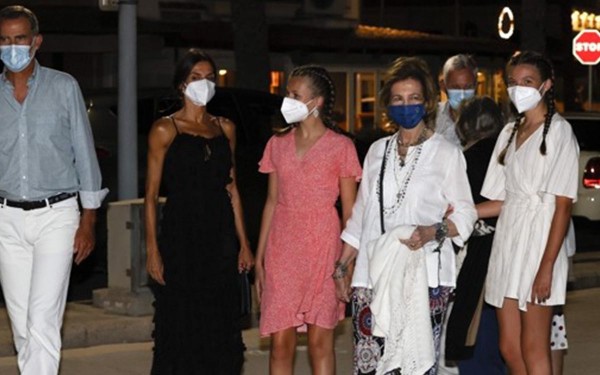 Los Reyes y sus hijas salen a cenar con Do�a Sof�a por primera vez en Palma desde hace dos a�os
