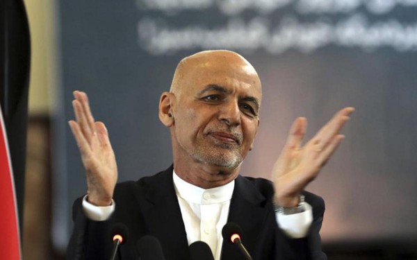 Rusia: El presidente afgano huy con autos llenos de dinero