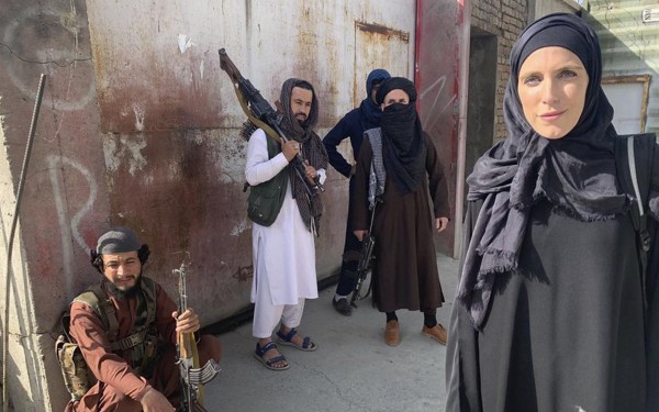 Quin es Clarissa Ward, la periodista de CNN que camina las calles de Kabul entre talibanes y AK-47