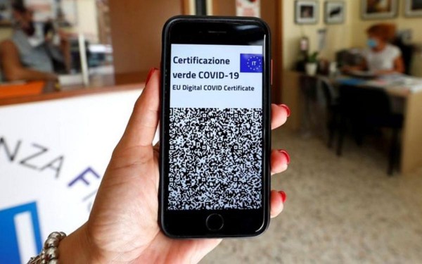 Super Pasaporte COVID: cerrarle la vida a los no vacunados, la estrategia europea para frenar las infecciones