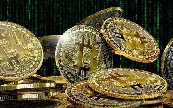 El derrumbe de Bitcoin: el mercado no lo ve como activo de refugio y los operadores aseguran que bajar hasta USD 30.000
