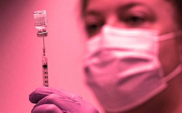 Qué es la pirexia, el nuevo efecto secundario de la vacuna contra el coronavirus