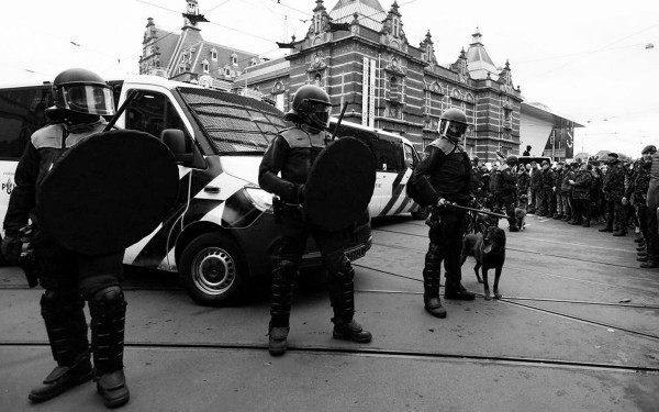 Polica dispersa manifestantes en msterdam que protestanban contra las medidas de cierre y las vacunas contra el COVID-19