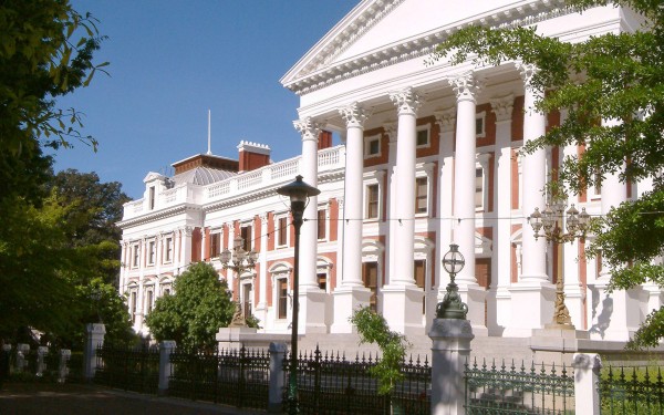 Feroz incendio destruye el Parlamento de Sudfrica