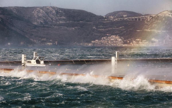 LOS VIENTOS HURACANADOS DEJAN DA�OS Y OBLIGAN A CERRAR EL TR�FICO EN CROACIA