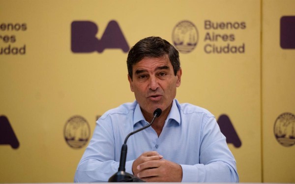 Ante la baja de contagios, Fernán Quirós aseguró que la Ómicron está en