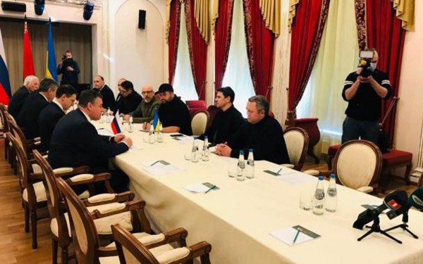 Kiev resisti� otra noche de ataques y se inicia el di�logo en Bielorrusia